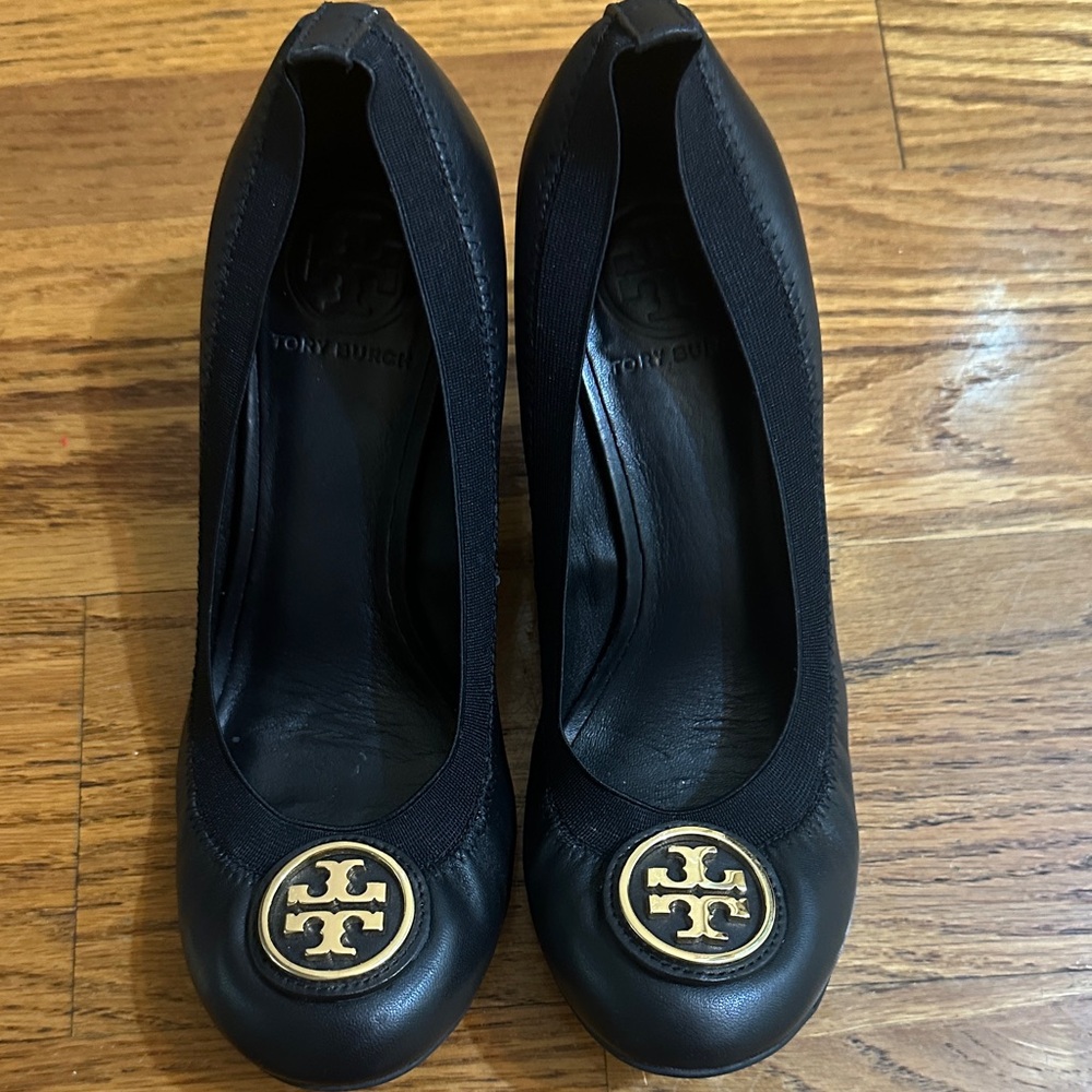 🛍️SALE🛍️ Tory Burch Black Leather Heels with Gold Logo - Picture 7 of 8